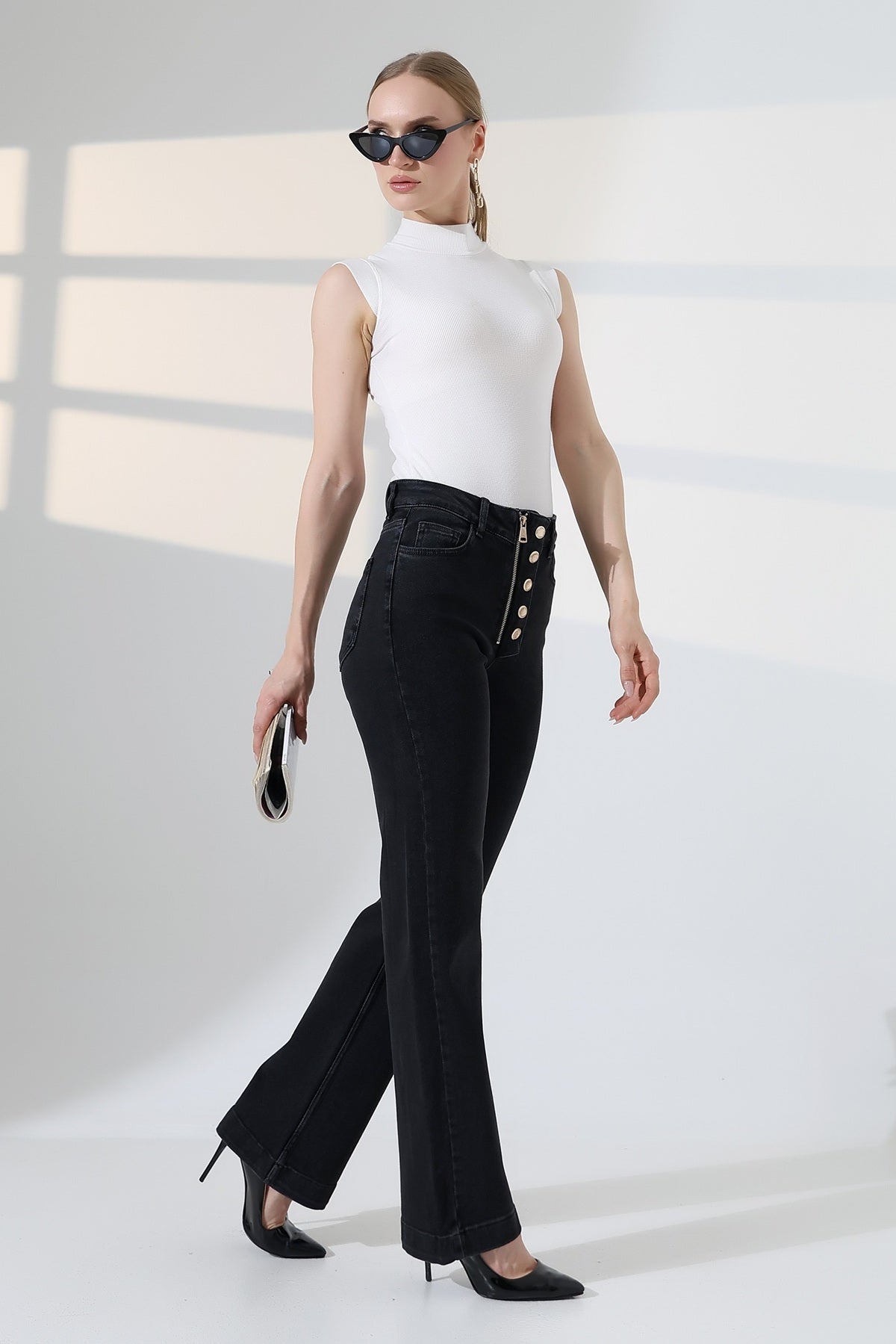 Düğme Detaylı Boru Paça Kot Pantolon