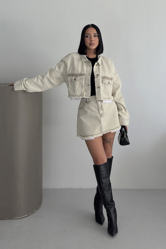 تنورة جينز صغيرة