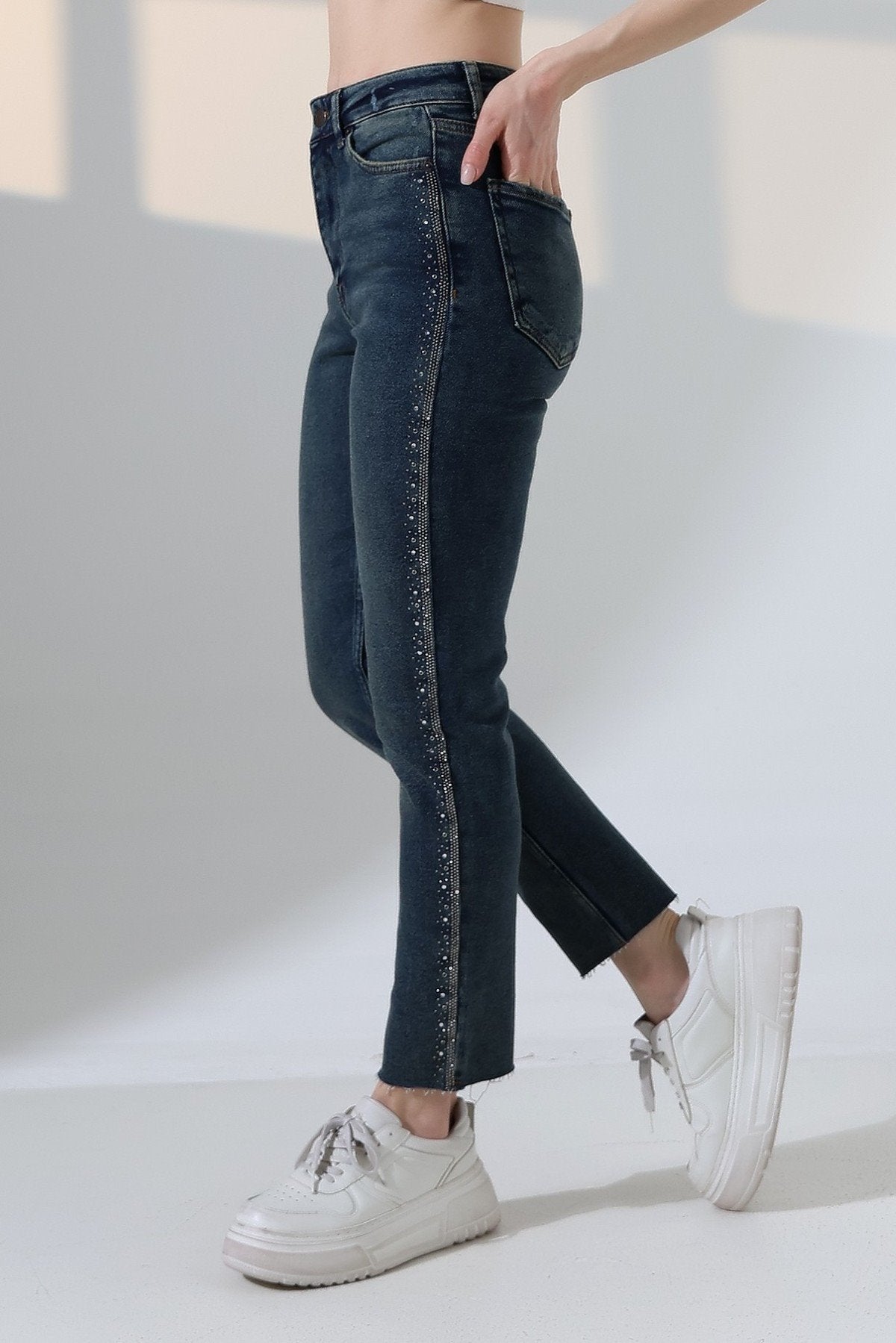 Şerit Taşlı Mom Fit Kot Pantolon 7110