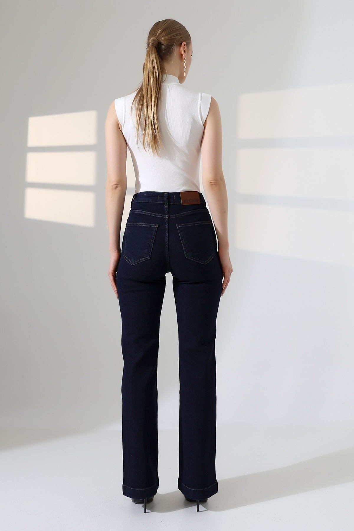 Düğme Detaylı Boru Paça Kot Pantolon