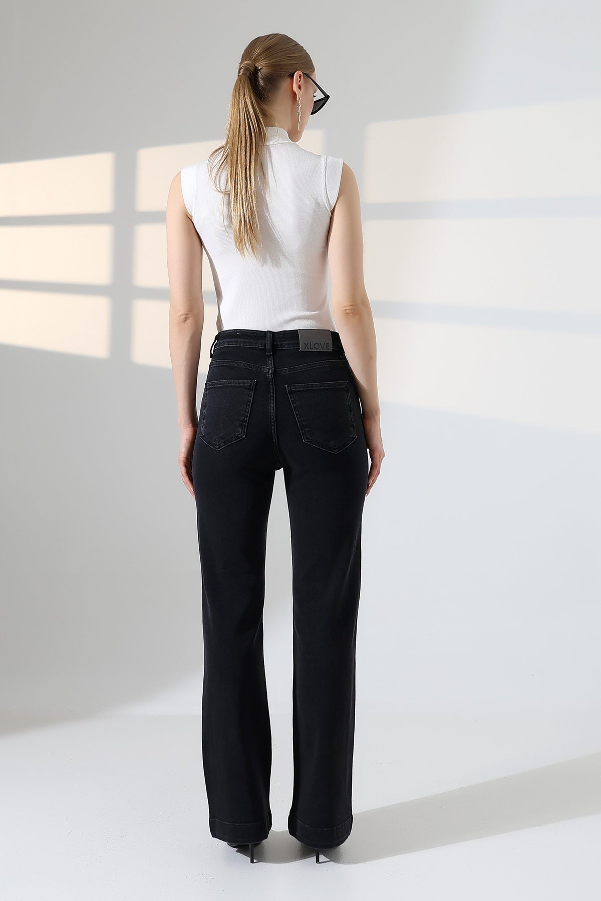 Düğme Detaylı Boru Paça Kot Pantolon