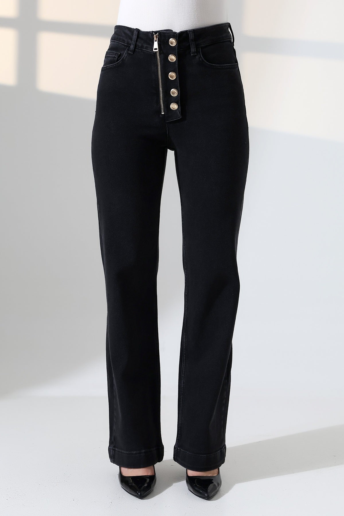 Düğme Detaylı Boru Paça Kot Pantolon