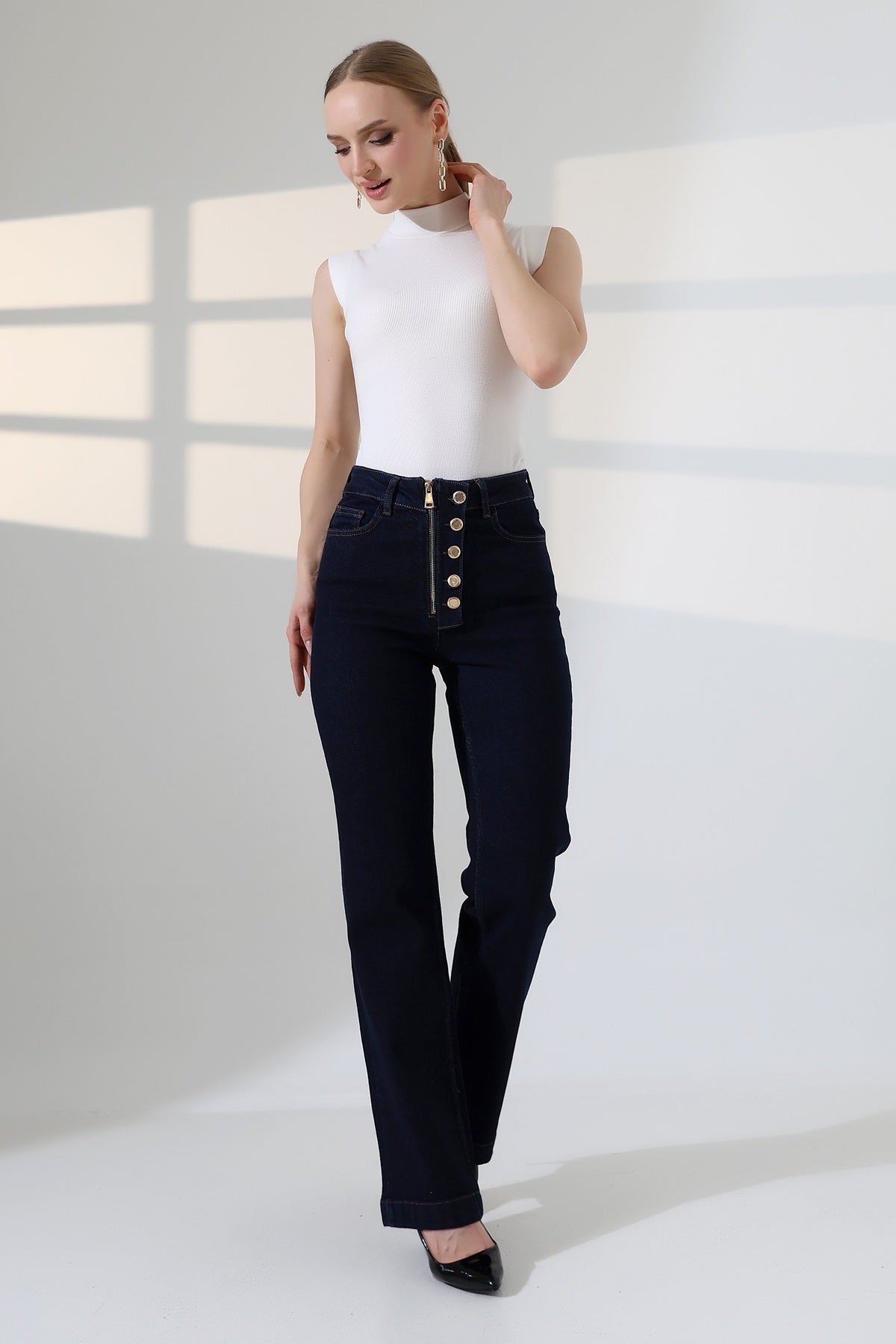 Düğme Detaylı Boru Paça Kot Pantolon