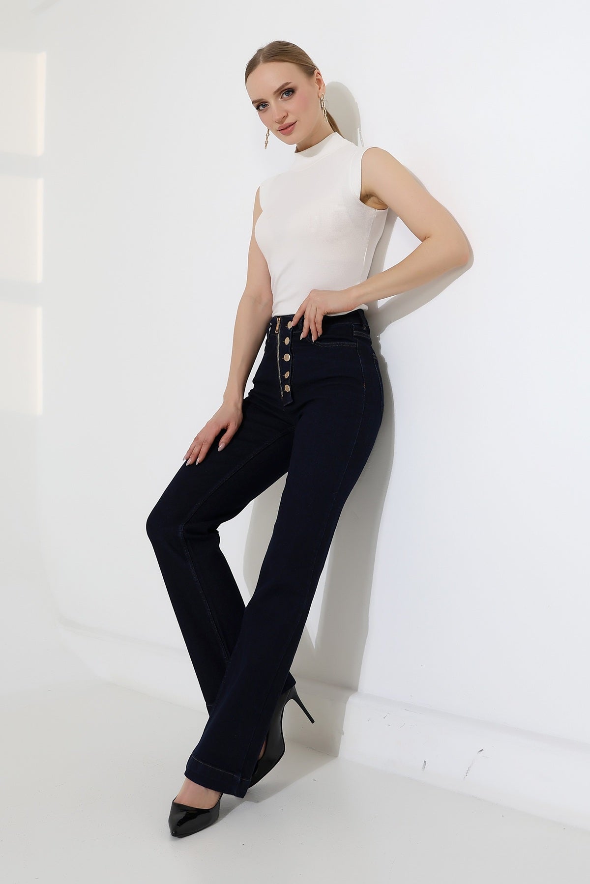 Düğme Detaylı Boru Paça Kot Pantolon