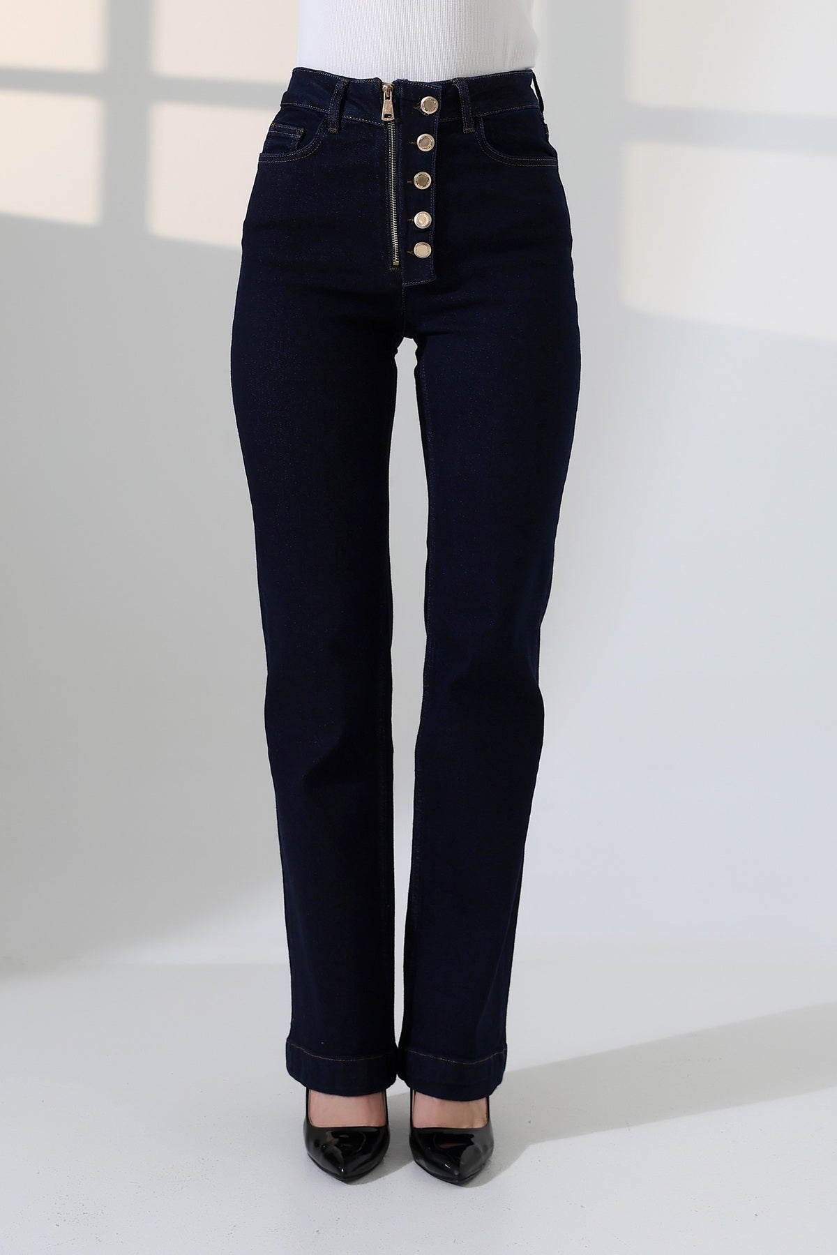 Düğme Detaylı Boru Paça Kot Pantolon