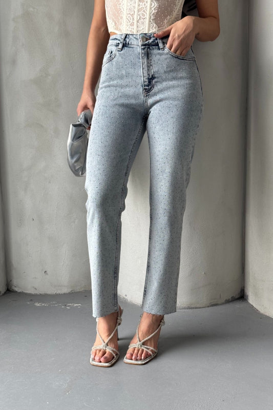 بنطال جينز بقصة "أم ستار" المزينة بالرش