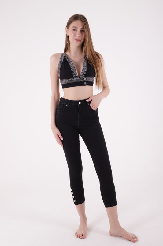 جينز بأربعة أزرار على الساقين